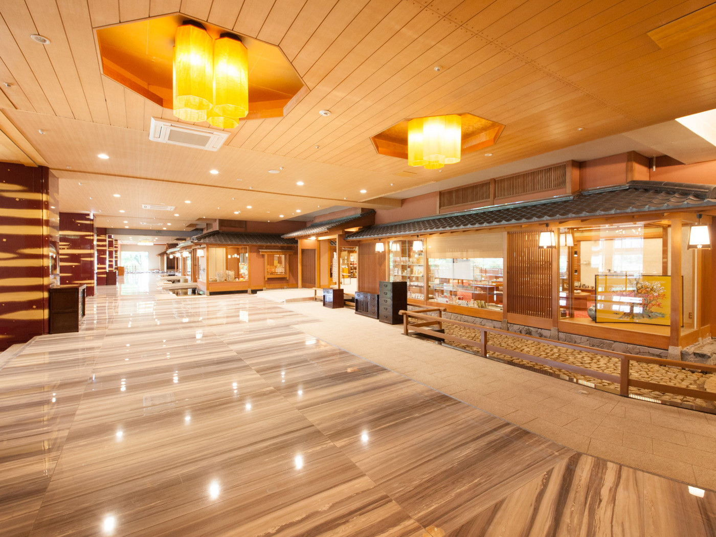 老舗旅館の趣きと新しさを感じる「エントランス・ロビー」3753079