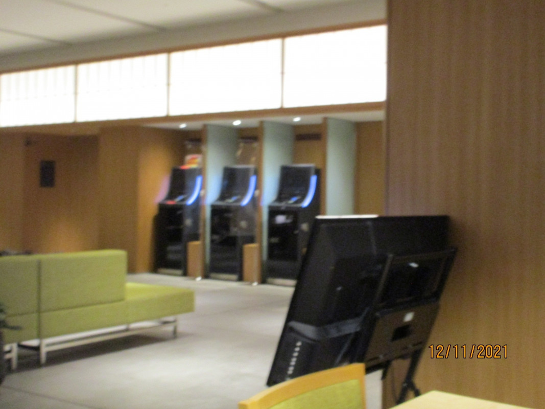 セルフチェックイン機とロビー