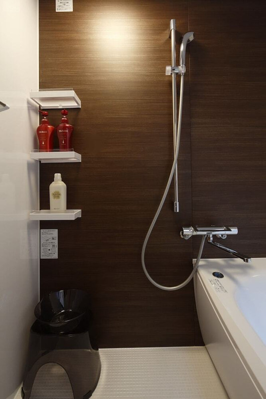 バスルームのシャワー