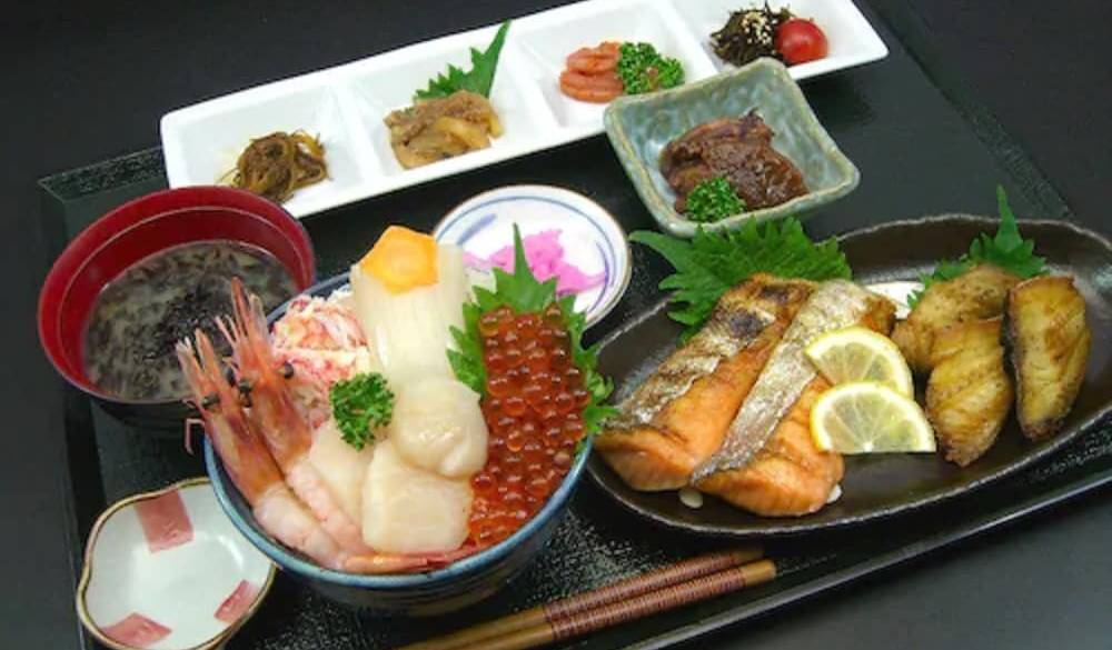 朝食提携店 すずや食堂の海鮮丼 / 1