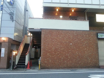 「ステーキハウス 村岡」外観 1008106 左の階段から2Fへ