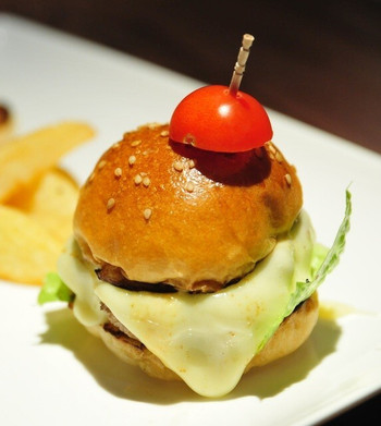 「PENTHOUSE Gastro Dining」料理 1259048 【LAスライダー】PENTHOUSEの人気メニュー♪
かわいいミニハンバーガー２つのセットです。