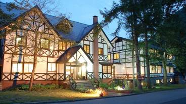 施設の正面 (日没後) / 2