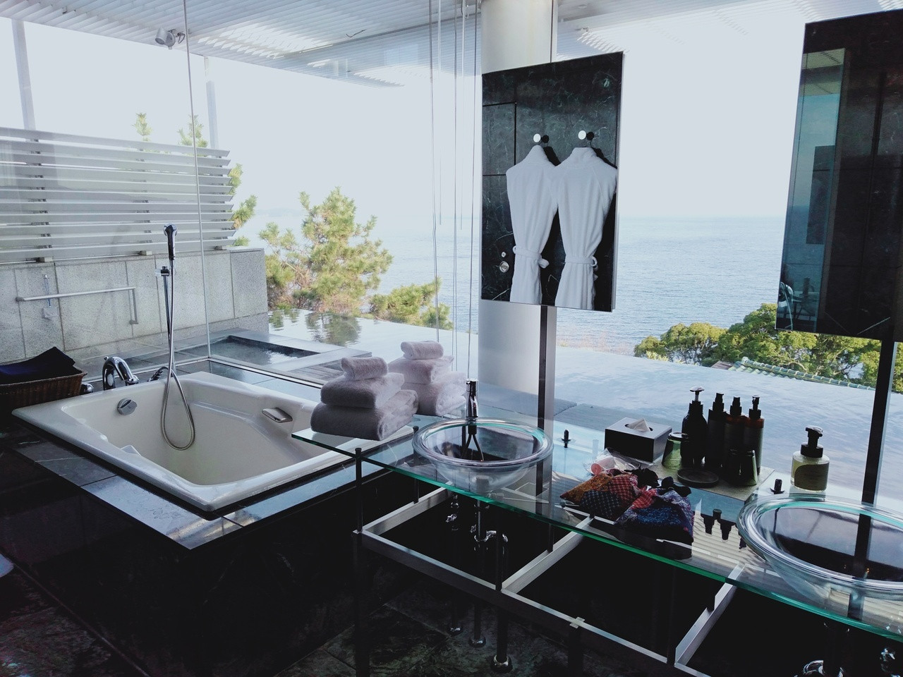 6. 特別な旅に。水とガラスのアートな宿「ATAMI海峯楼」4246863