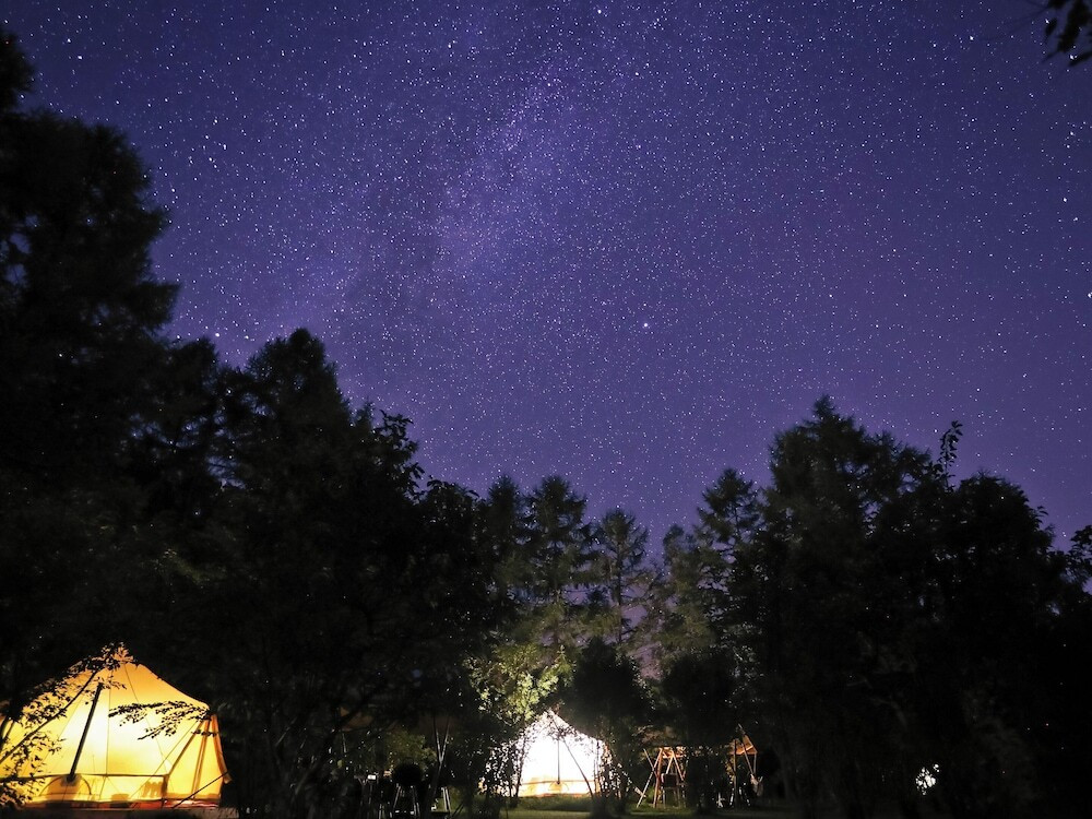 施設の正面 (日没後)