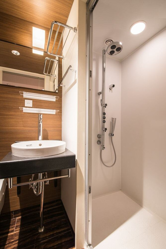 バスルームのシャワー