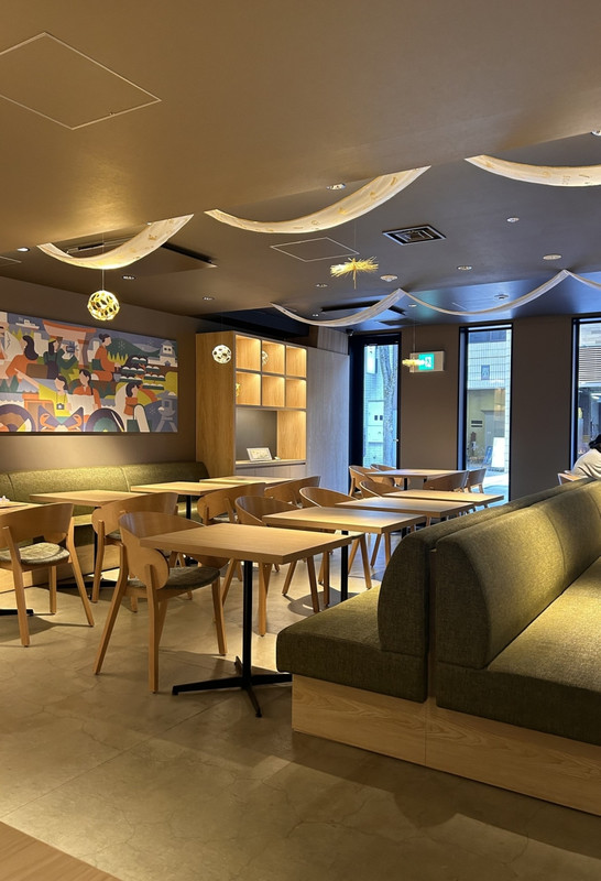 併設のカフェは朝食スペース兼用。ひろびろ