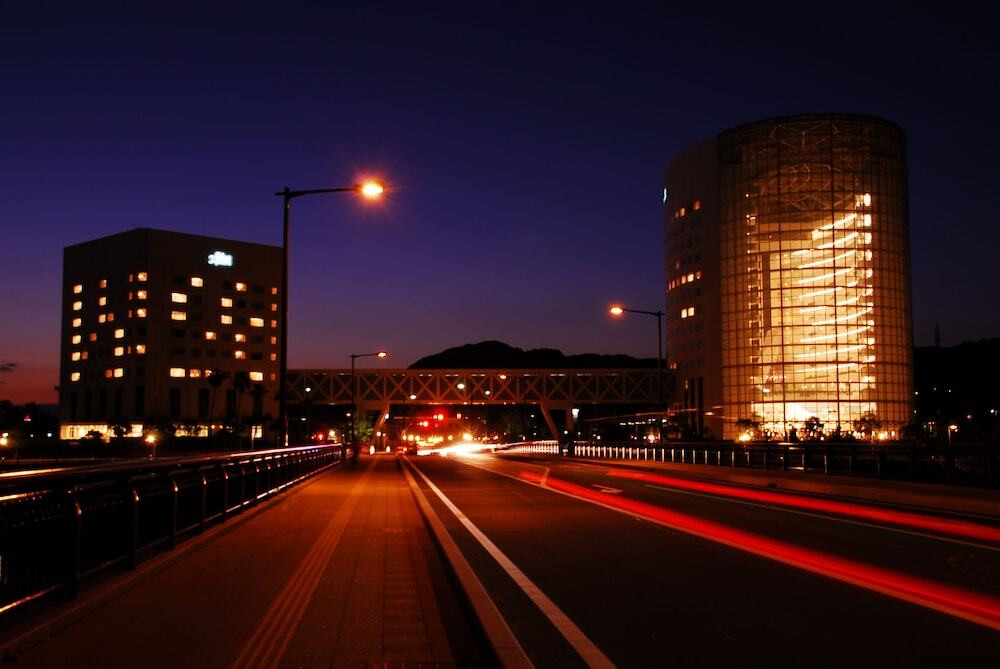 施設の正面 (日没後)