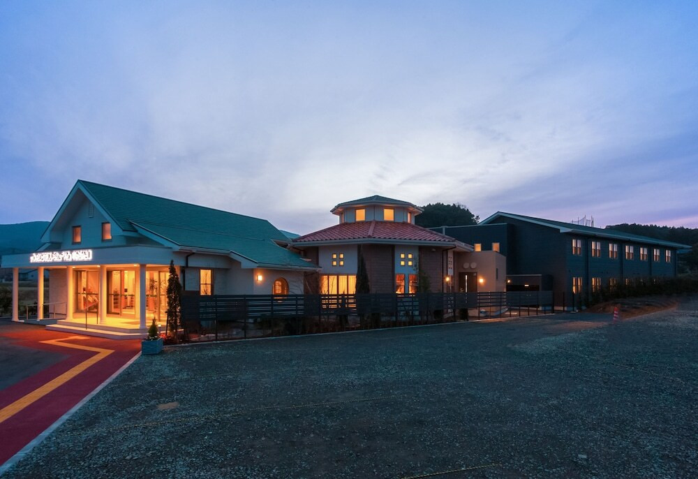 施設の正面 (日没後)