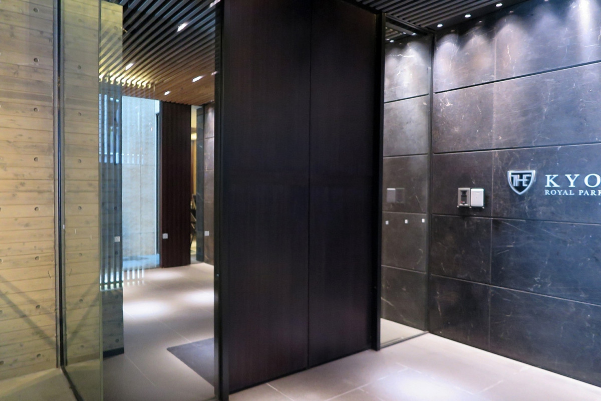 このドアの向こうには…