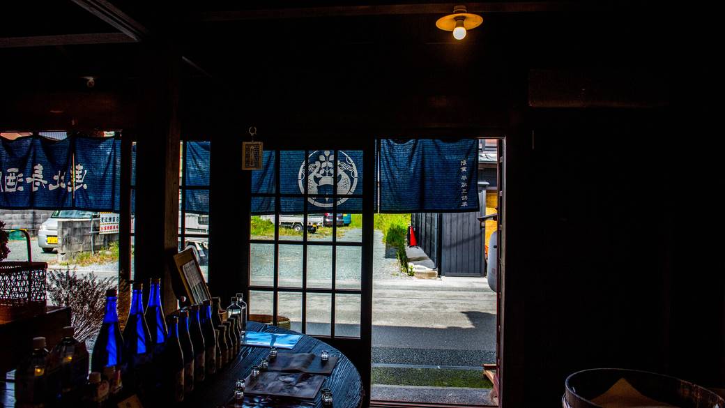 雰囲気ある酒屋の店内 / 2