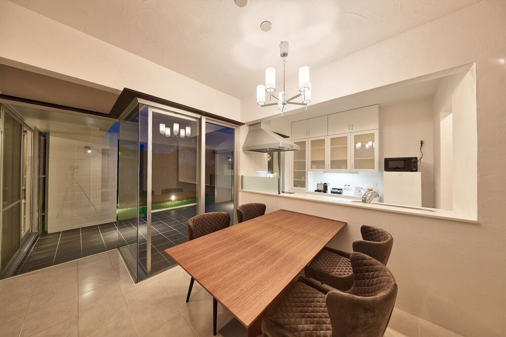 客室内のダイニングエリア