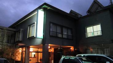 施設の正面 (日没後) / 1