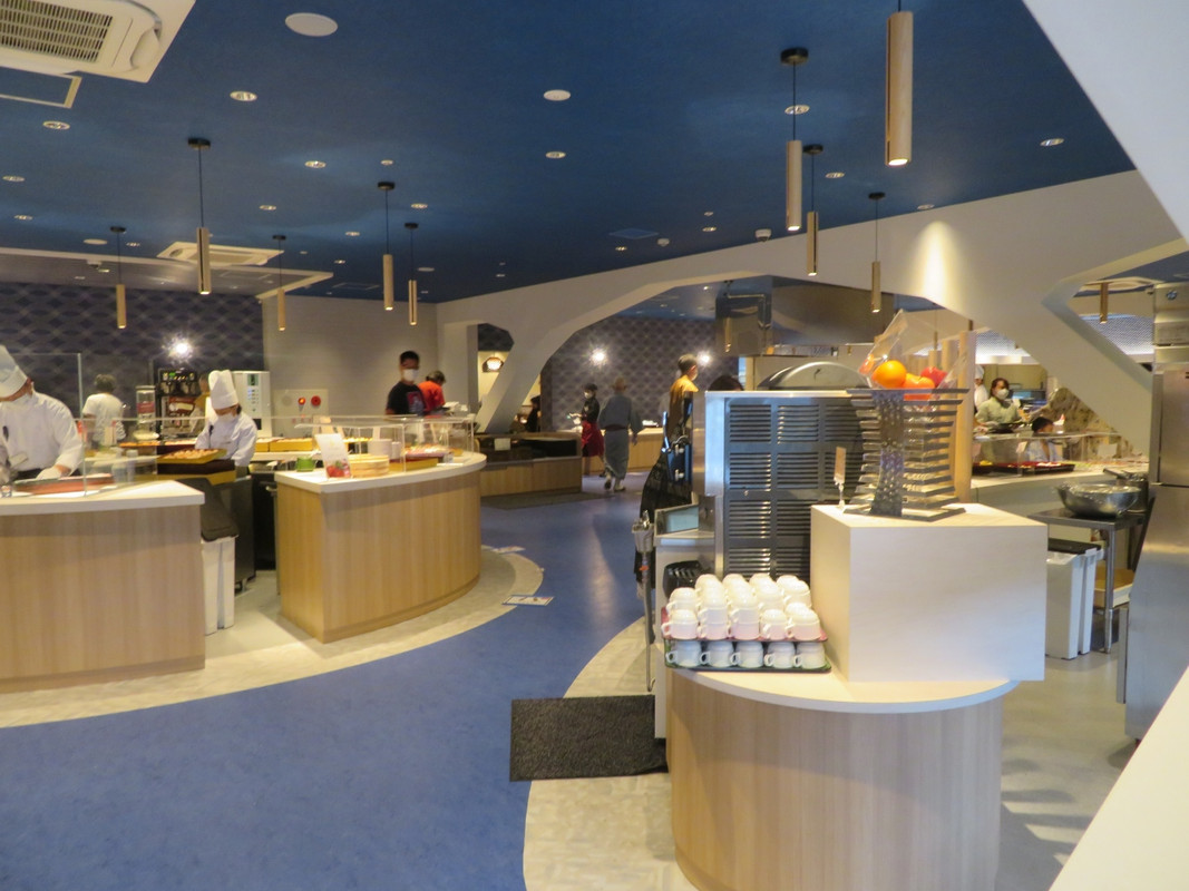 それぞれのコーナーでシェフが対応