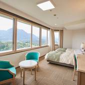 妙義温泉 妙義グリーンホテル＆テラス（群馬県 リゾートホテル）：エキストラベッドを使って3人まで泊まれるツインルーム。開放的な景色を前に寛げる。
●定員3名
●おすすめのシーン／仲の良い友達との女子旅、親子旅 / 5