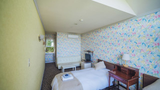 デザイン ルーム シングルベッド 2 台 パーシャルシービュー