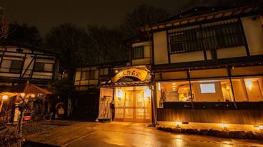 施設の正面 (日没後) / 2