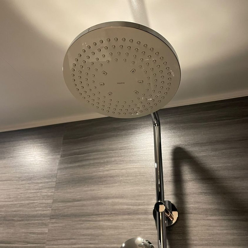 バスルームのシャワー。海外のホテルにあるようなオーバーヘッドシャワー仕様 / 6