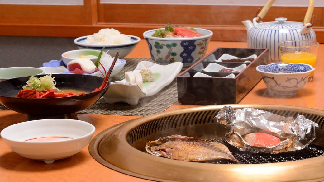 焼きたて魚にお刺身も
贅沢魚介が並ぶ朝食 / 1