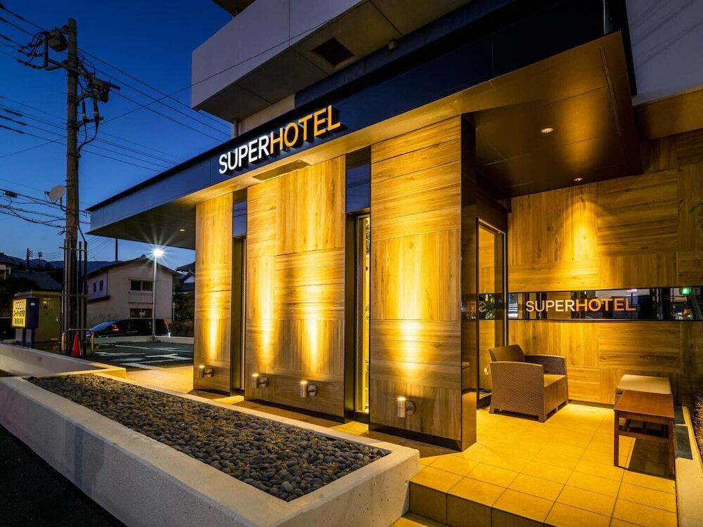 施設の正面 (日没後)