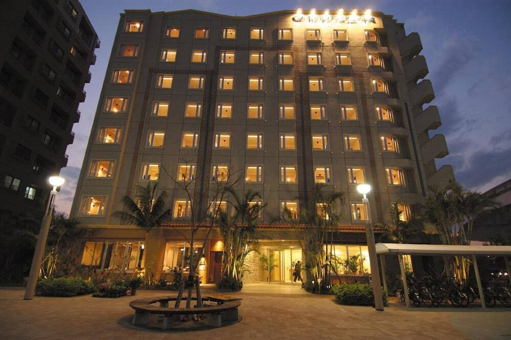 施設の正面 (日没後)