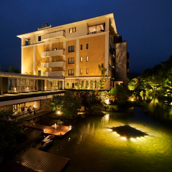 山々を望む屋内外プールが素敵♡池の畔に建つリゾートホテル4065513