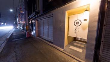 施設の正面 (日没後) / 2