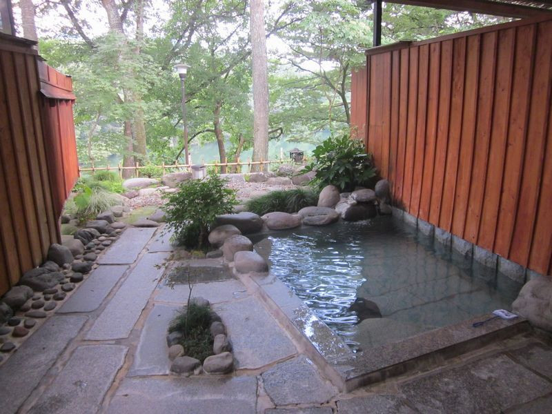 渓谷沿いの景色に包まれる癒しの湯浴み3844835