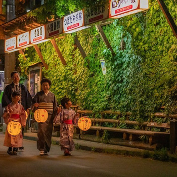 “美肌の湯”とも呼ばれる泉質を家族で楽しんで3906879