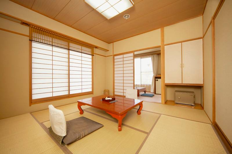 諏訪湖一望の客室で
のんびり寛ぐ / 2