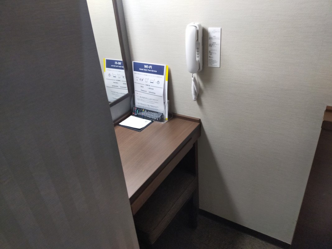 これがその狭いテーブル