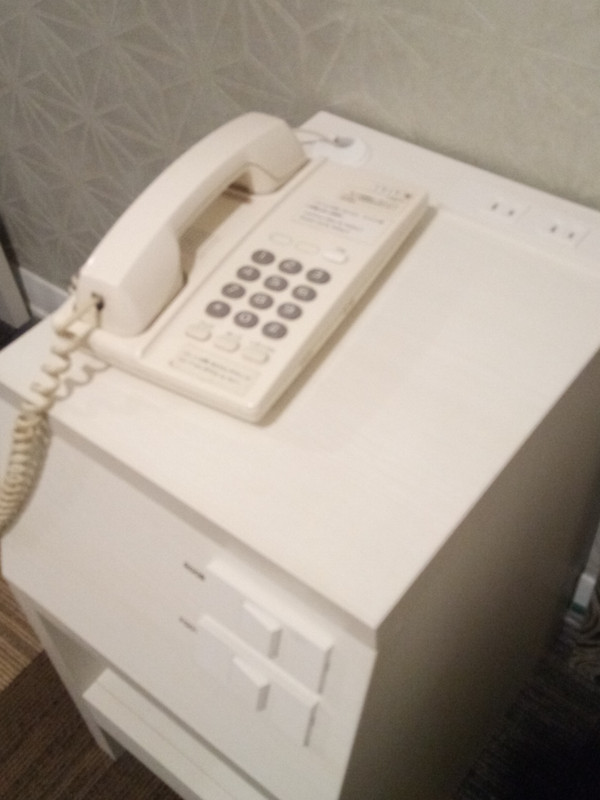 ベッドサイドボードの電源