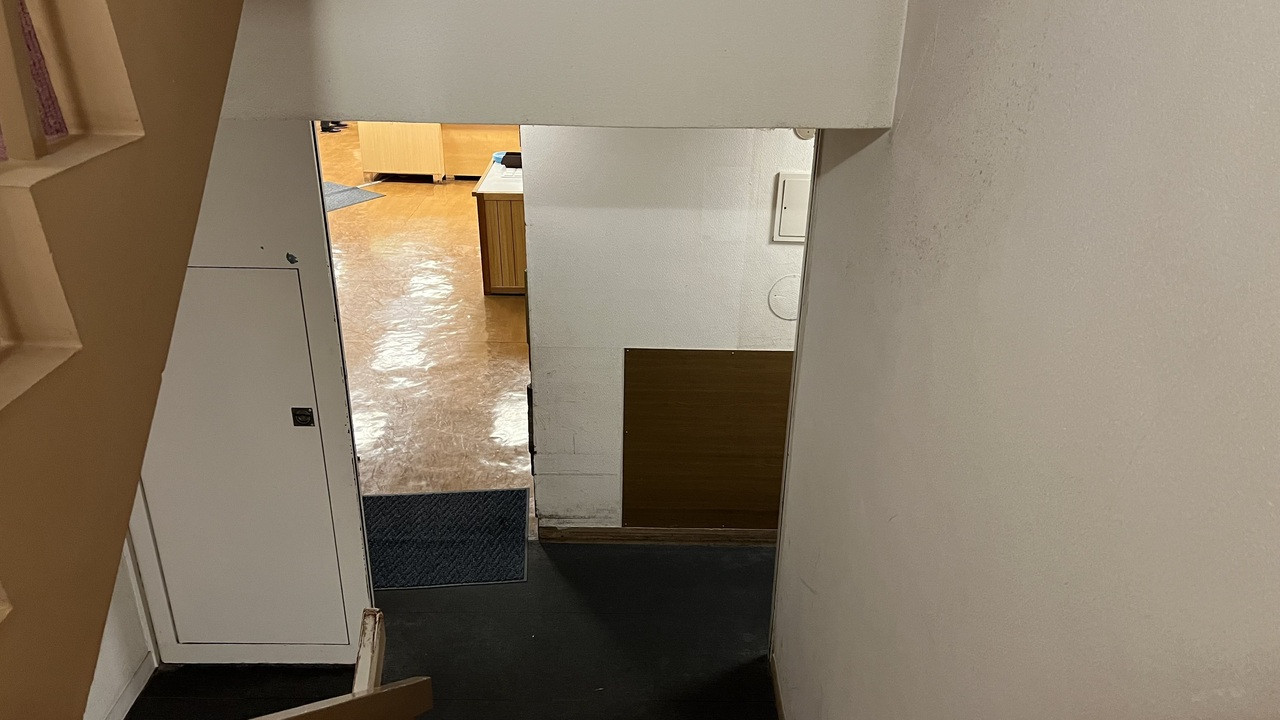 レストラン入口。食事待ちの人は階段に並んで待っていました。