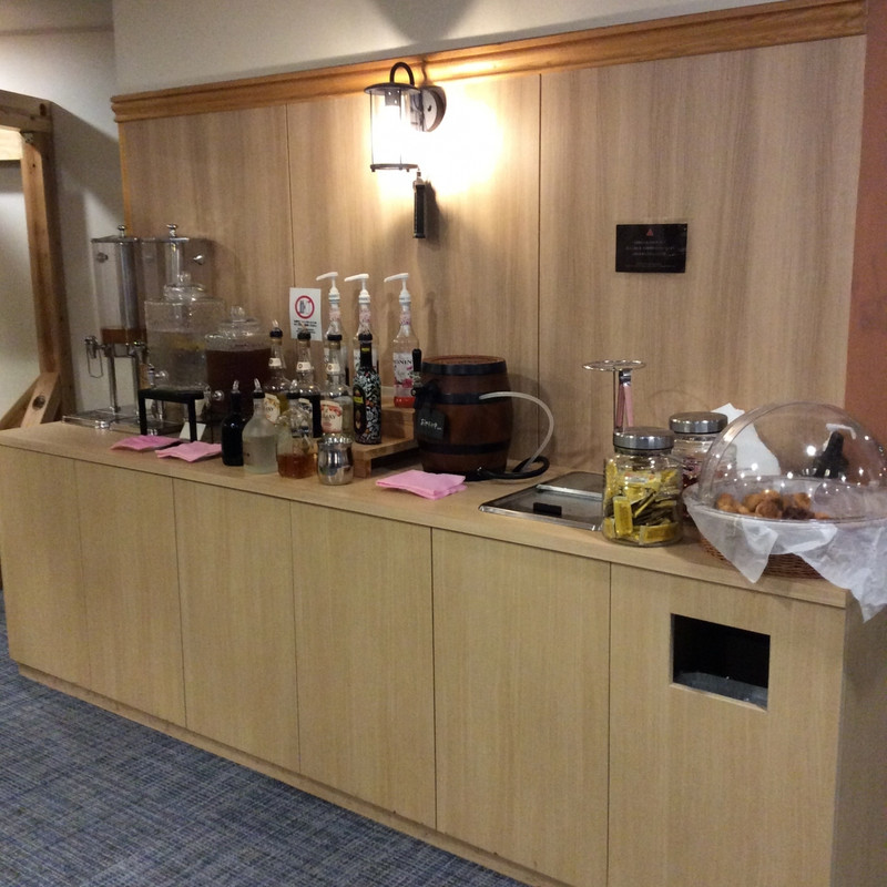 ドリンクバー。アルコールやお菓子も。
