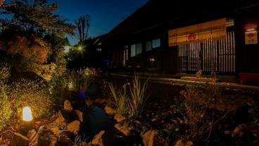 施設の正面 (日没後) / 3