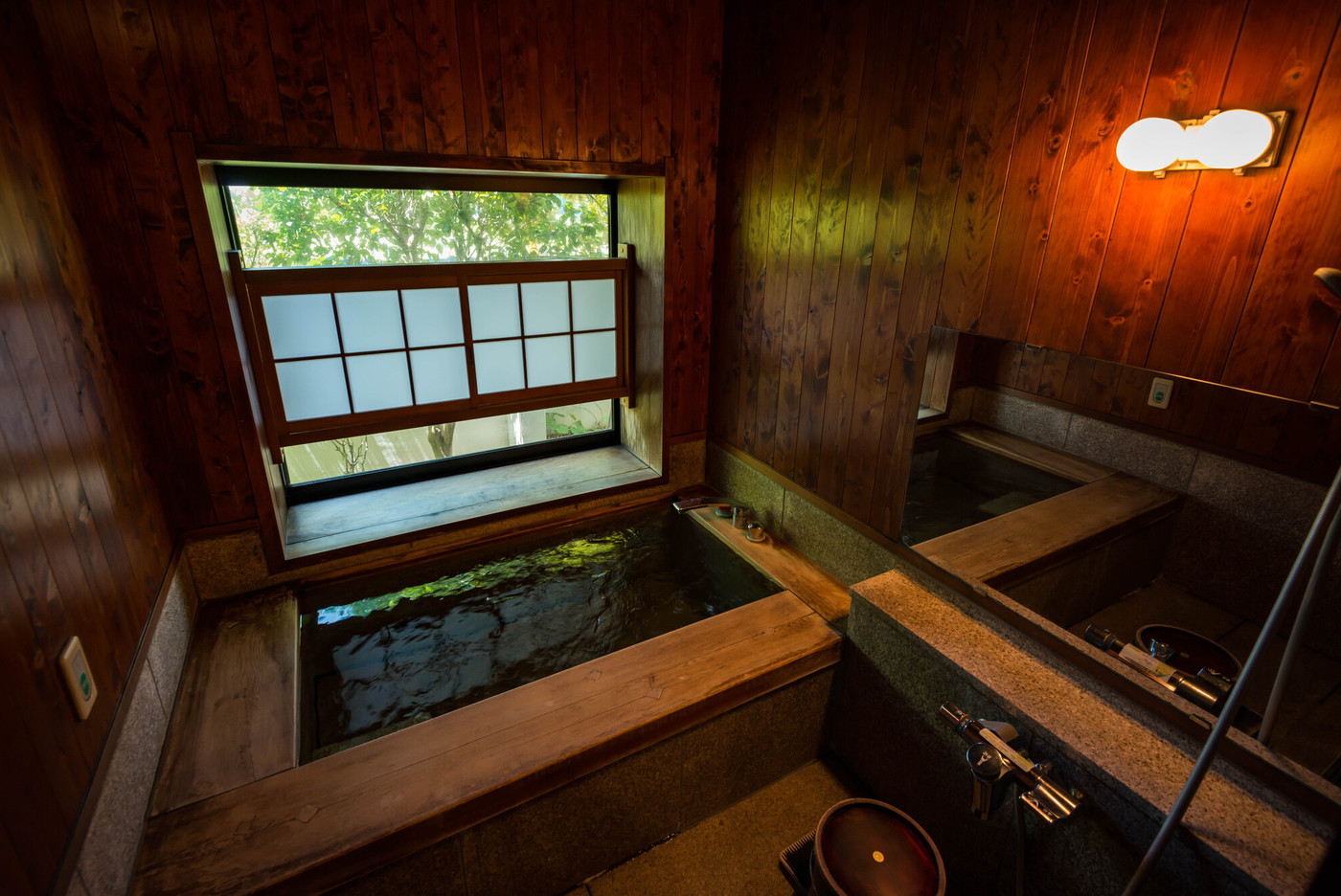 どこか懐かしい客室でボーっと海を眺めて3712264