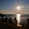 ホテル前のインフィニティ足湯。大人気。