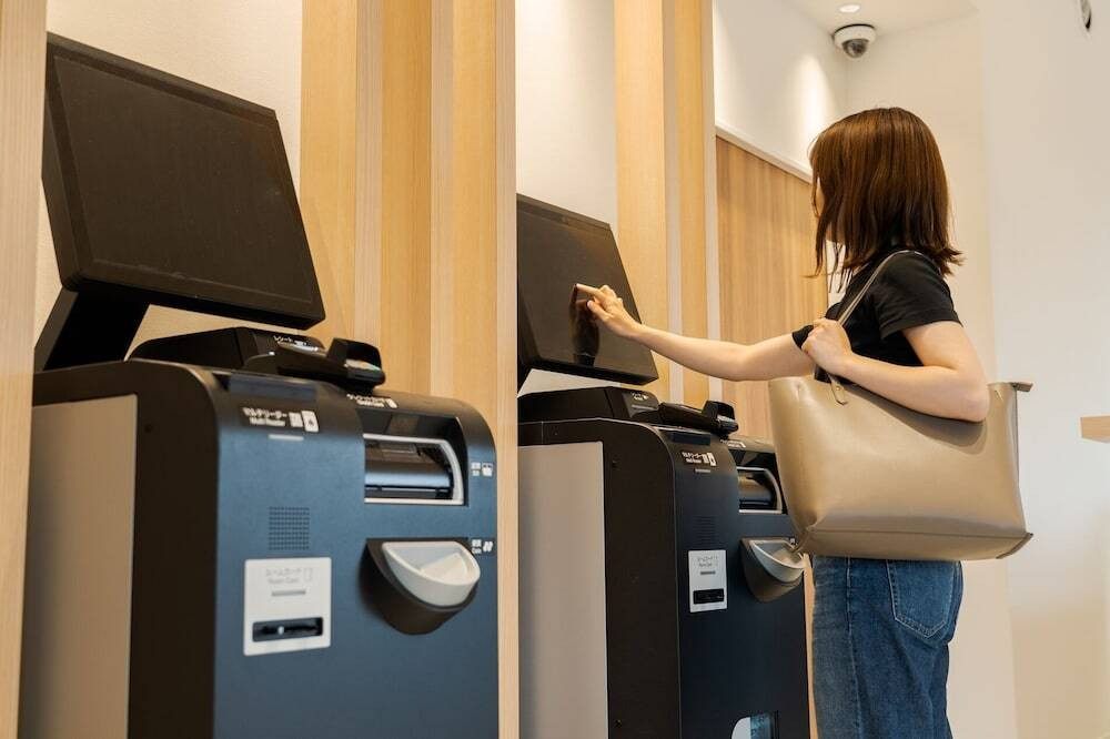 チェックイン / チェックアウト キオスク