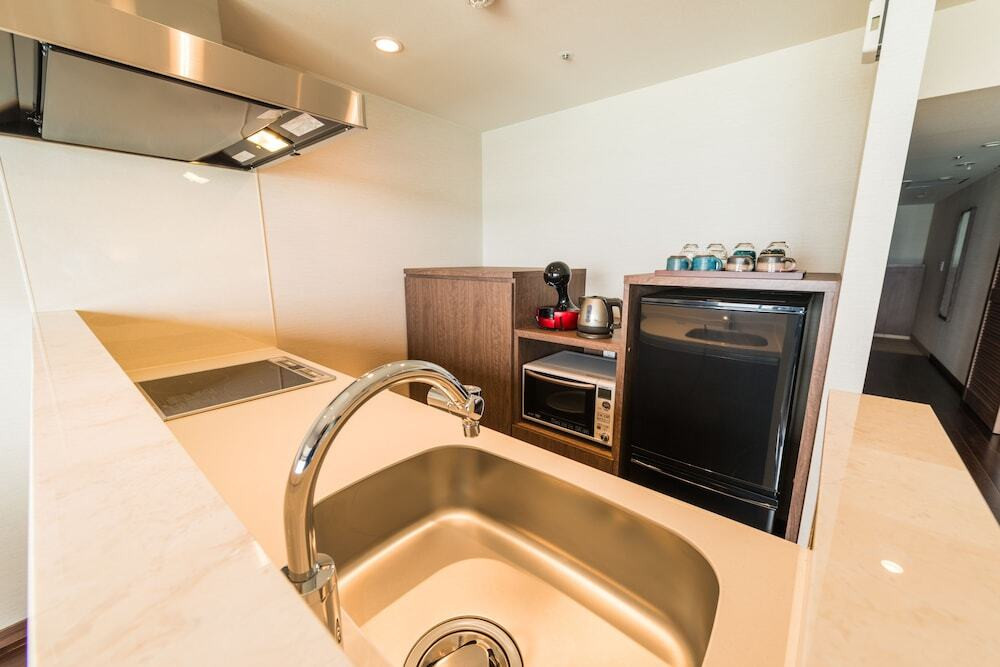 ホテル最上階のプールが最高にリュクス。2人で”カフー”なひとときを。3455950