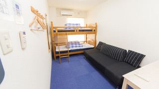 ツインルーム (with Sofa,Shared Bathroom)