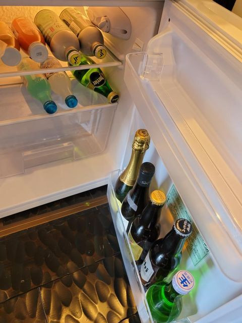 客室の冷蔵庫には、有料のアルコールやソフトドリンクなどが充実。買い出しに行かなくても、お部屋で晩酌を楽しめる / 1