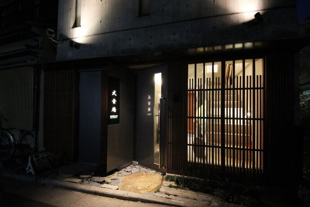 施設の正面 (日没後)