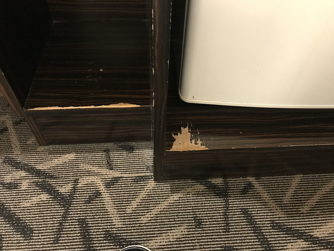 テーブル下の傷