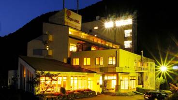 施設の正面 (日没後) / 4