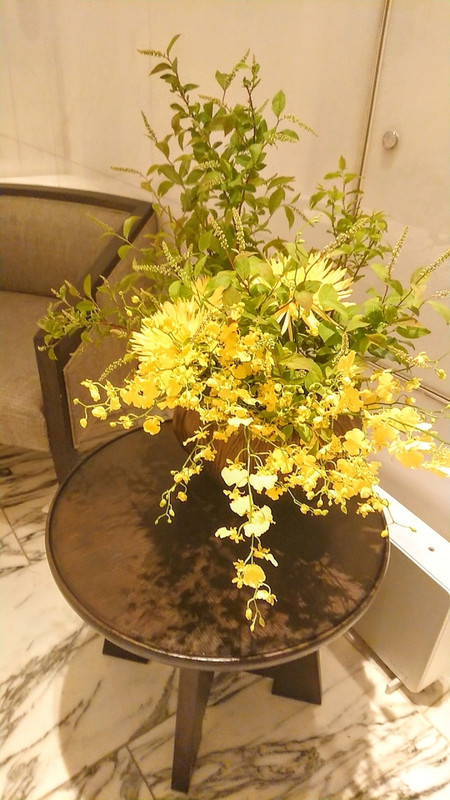 エレベーターホールに飾られた花