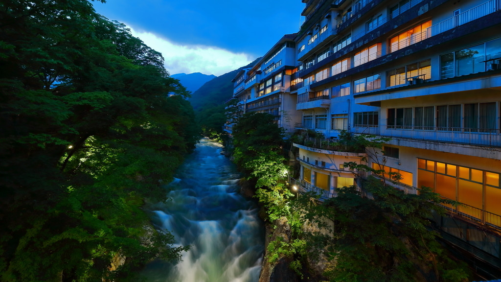 雄大な渓谷美が味わえる人気の観光温泉地4059999