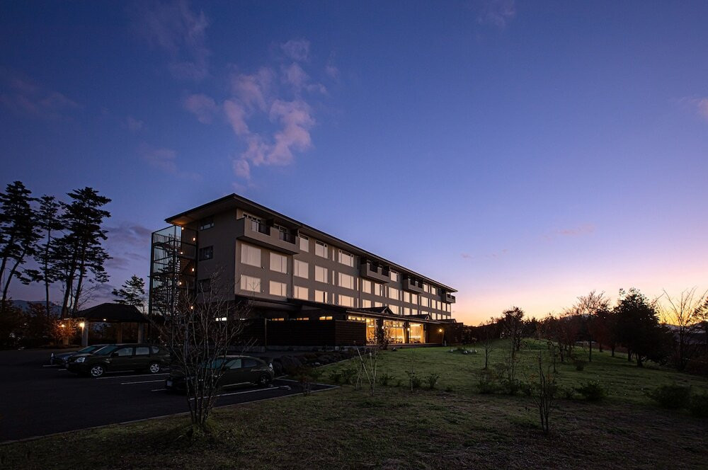 施設の正面 (日没後)