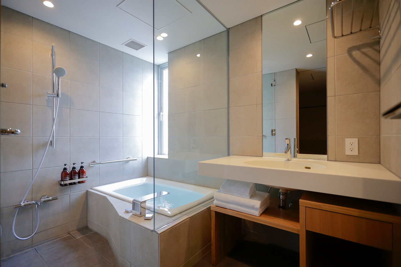 4.東京都内で観光気分を楽しむなら「雷門旅館」4250523