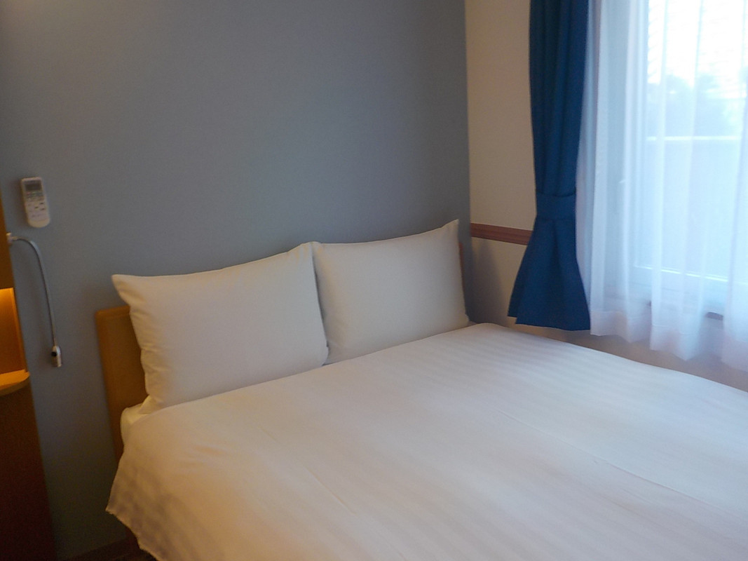 寝心地の良いダブルベッドが壁際に置かれていました。