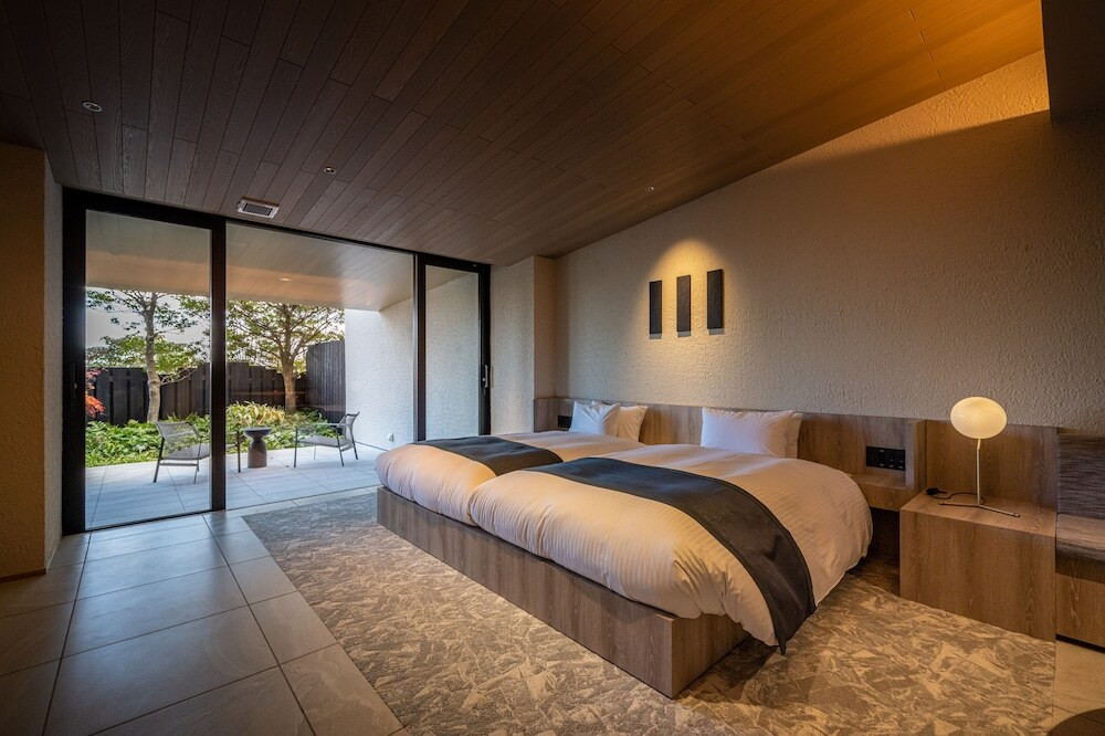 源泉かけ流しの露天風呂付き客室で、ルームサービスを頼んでおこもり♪4036394